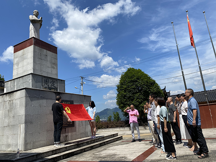 再忆革命历史传承红色基因文成县侨联参观周定烈士纪念馆